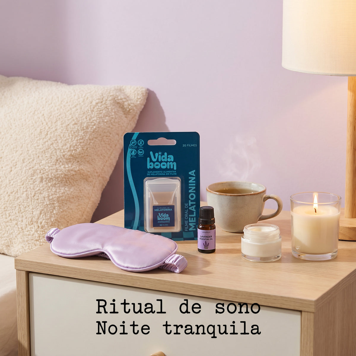 Filme oral de melatonina na mesa de cabeceira com máscara de dormir e vela